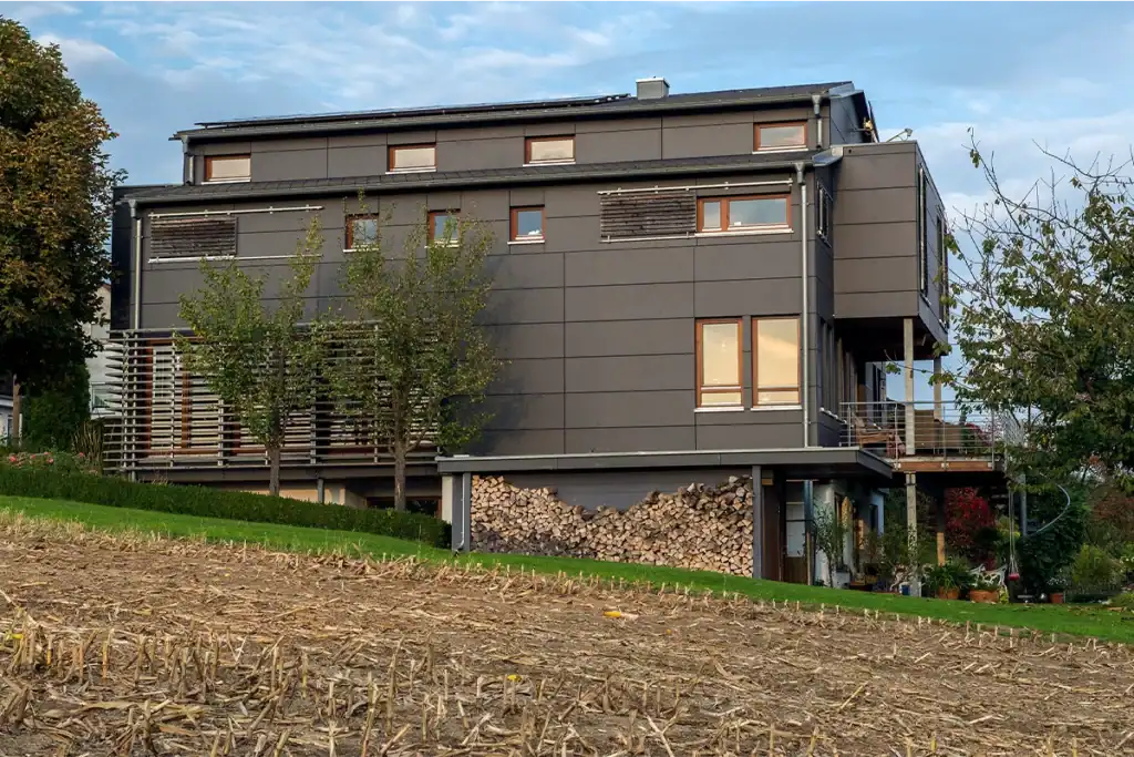 Holzhaus bei Sanierung, nachhaltiges Bauen, energetische Modernisierung, Holzsanierung.